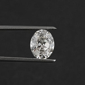 Alter, im Labor gezüchteter Diamant im Ovalschliff