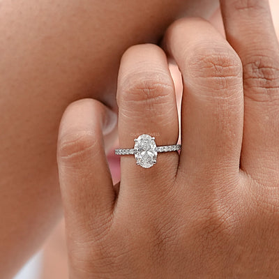 Ovale Form Solitär mit Akzent Ring