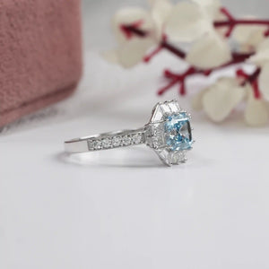 Ausgefallener blauer Halo-Ring im Asscher-Schliff mit Akzent-Lab-Diamant