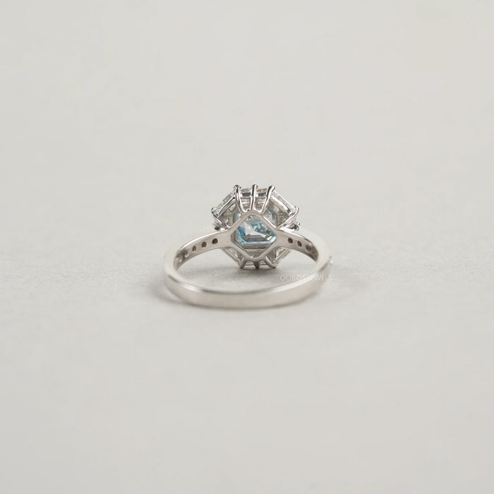 Ausgefallener blauer Halo-Ring im Asscher-Schliff mit Akzent-Lab-Diamant