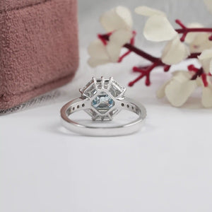 Ausgefallener blauer Halo-Ring im Asscher-Schliff mit Akzent-Lab-Diamant