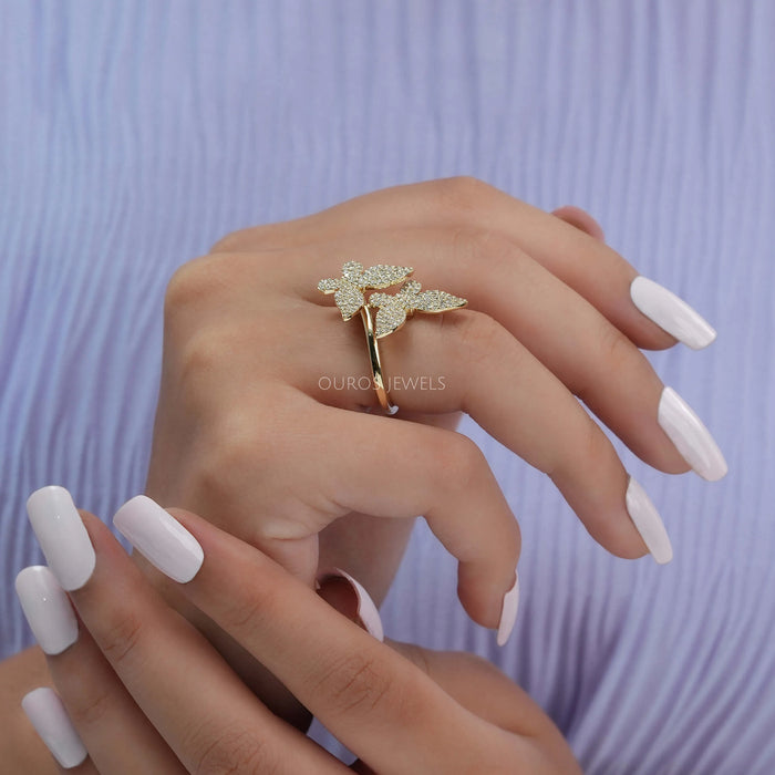 Schmetterlingsförmiger Jubiläumsring mit rundem Cluster-Diamant