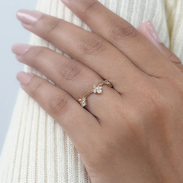 Ring mit rundem Labordiamanten im Kronenstil und Chevron-Design