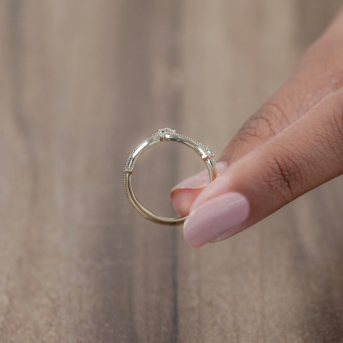 Ring mit rundem Labordiamanten im Kronenstil und Chevron-Design