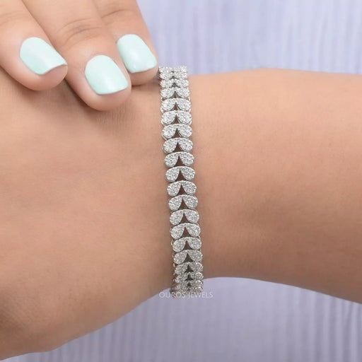 Rundes, im Labor hergestelltes Tennisarmband mit Diamantcluster