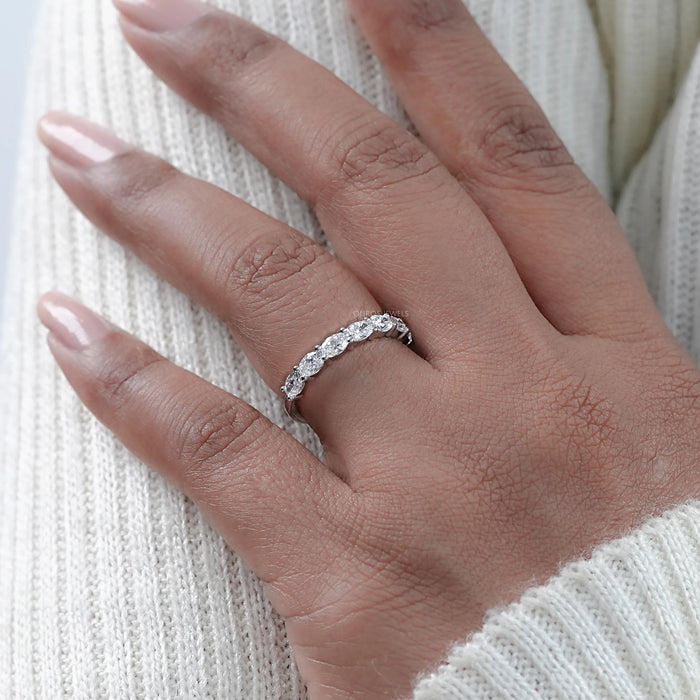 Ehering mit ovalem Ost-West-Schliff und im Labor gezüchteten Diamanten