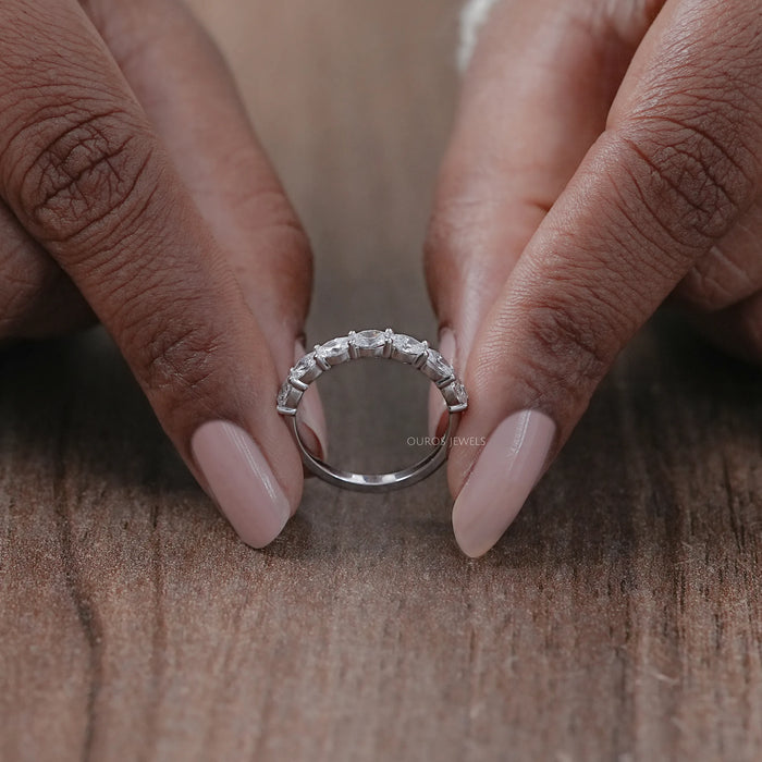 Ehering mit ovalem Ost-West-Schliff und im Labor gezüchteten Diamanten