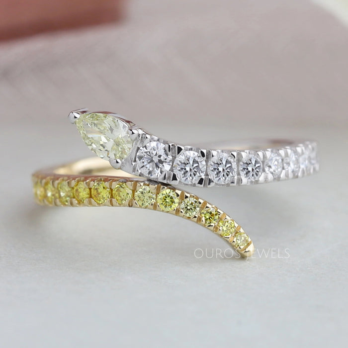 Bypass-Ring mit Diamanten im Birnen- und Rundschliff