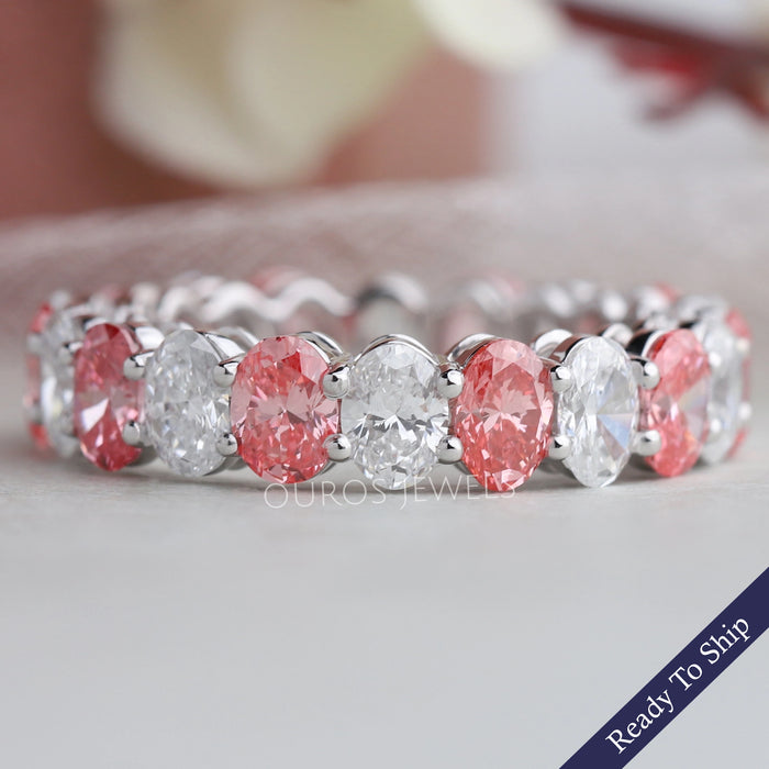 Rosafarbener Eternity-Trauring mit Ovalschliff