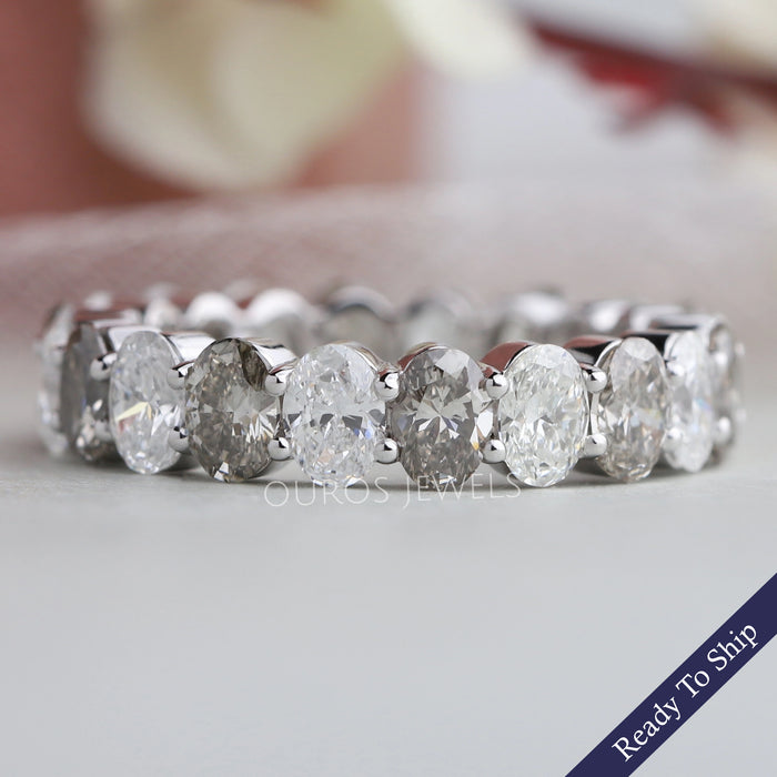 Olivefarbener ovaler Eternity-Ehering