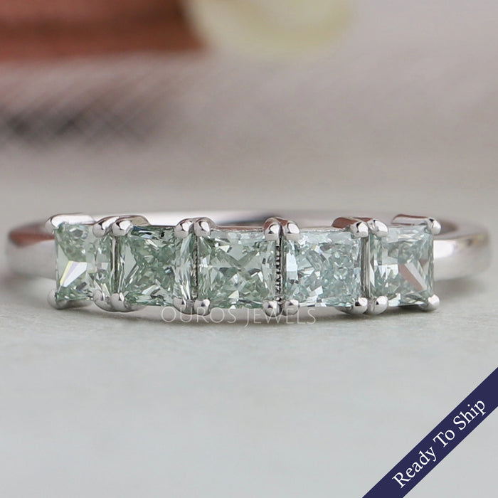 Grüner Ehering mit fünf Steinen im Prinzessschliff