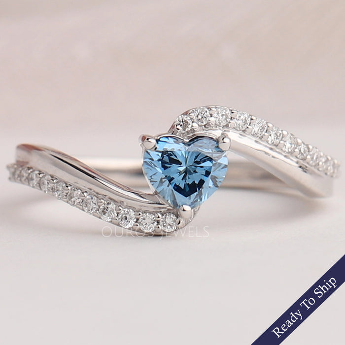 Blauer Solitär-Diamantring im Herzschliff