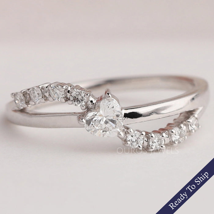 Verlobungsring mit Solitär-Akzent im Herzschliff