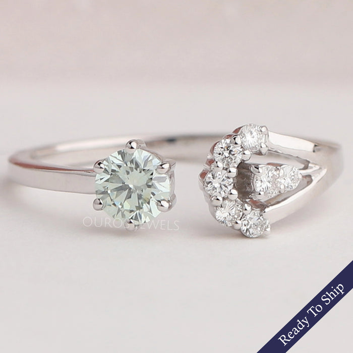 Zierlicher offener Manschettenring mit grünem runden Diamanten