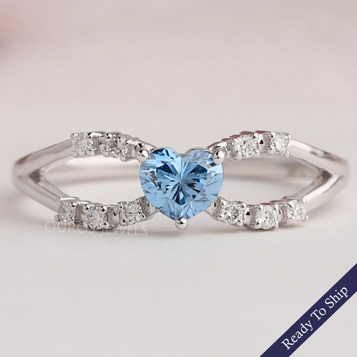 Blauer Herz-Diamantring mit geteiltem Schaft