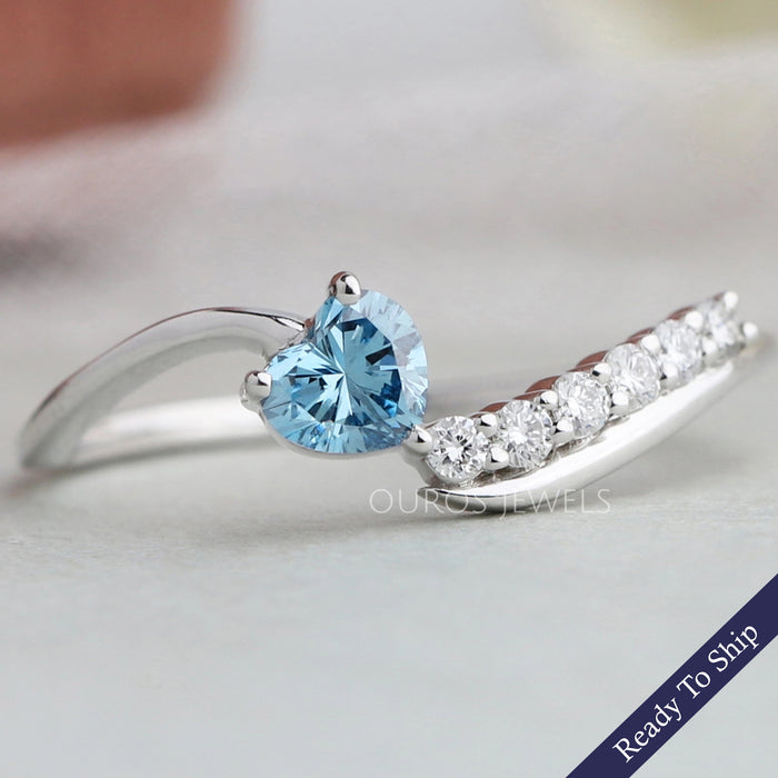 Ring mit Bypass-Besatz und blauem Herz-Diamant