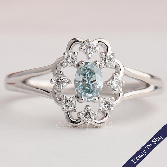 Zierlicher Ring mit grünem ovalem Diamanten