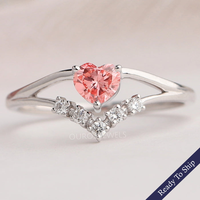Zierlicher Ring mit rosa Herz und gebogenem Diamantcluster