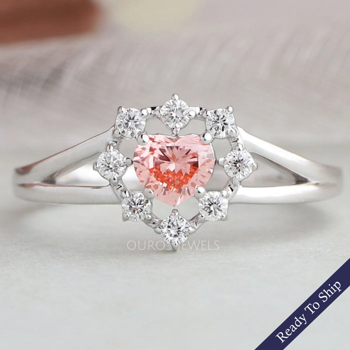 Rosafarbener Verlobungsring mit Halo-Diamant im Herzschliff