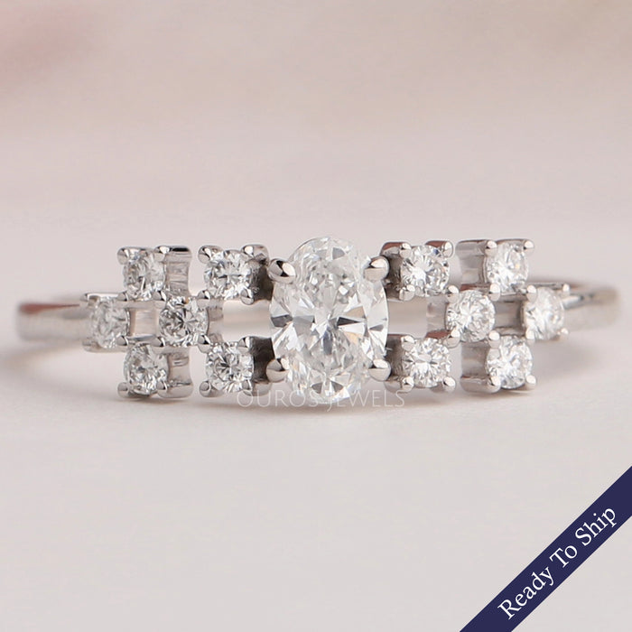 Cluster-Diamantring mit ovalem Schliff