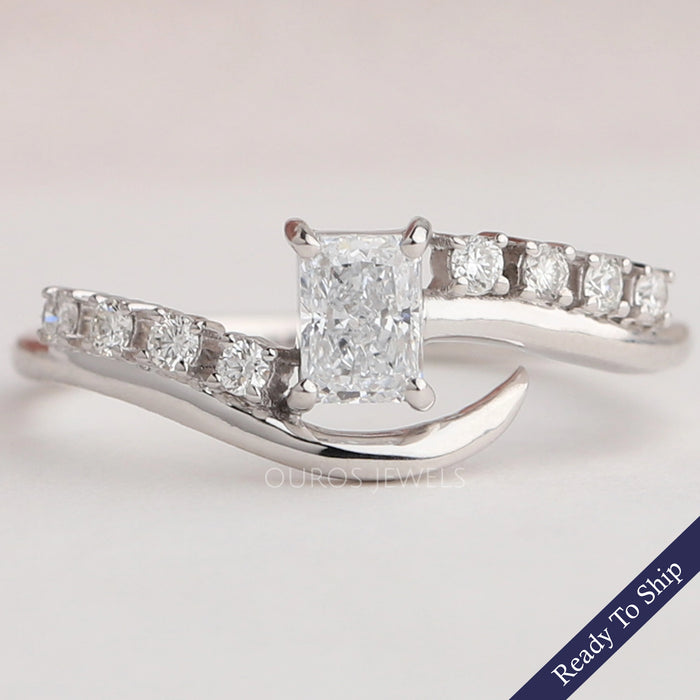 Ehering mit Diamanten im Radiantschliff