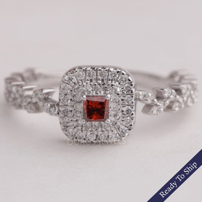 Roter Diamantring im Prinzessschliff mit doppeltem Halo-Akzent