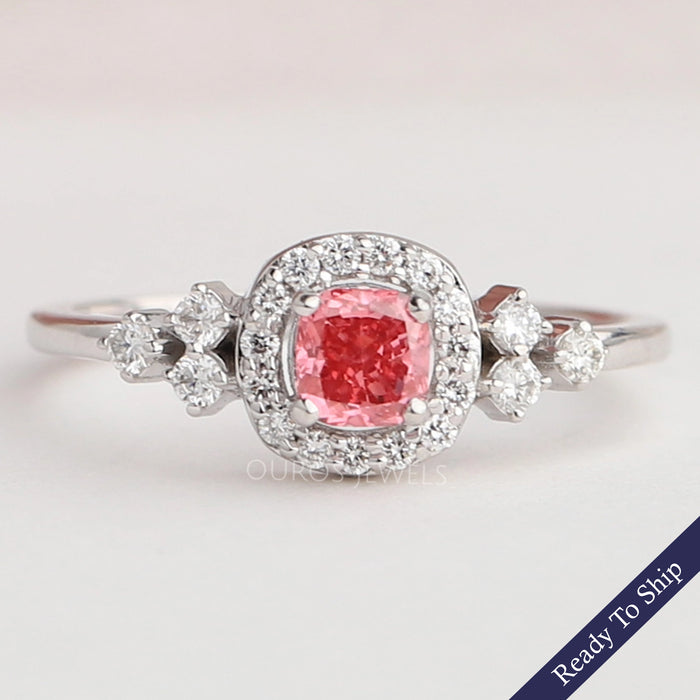 Rosafarbener Verlobungsring mit Halo-Diamant im Kissenschliff