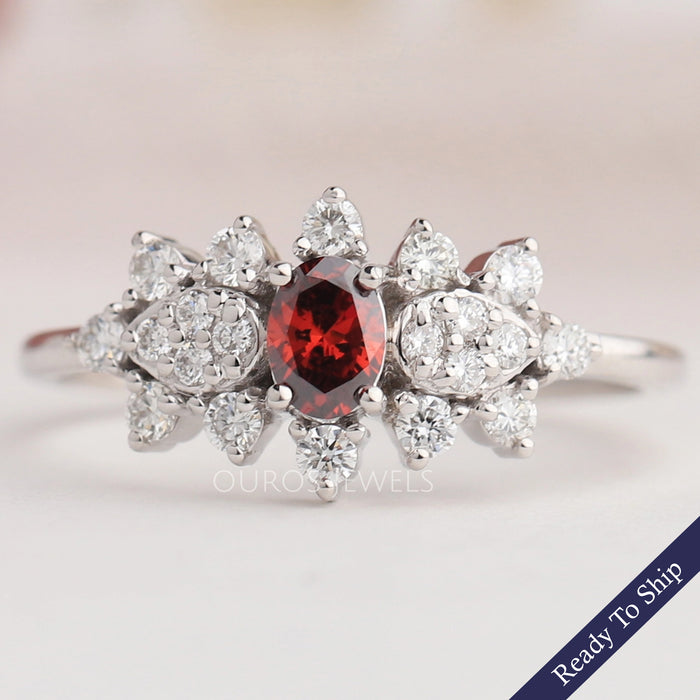 Zierlicher roter Diamantring im Ovalschliff