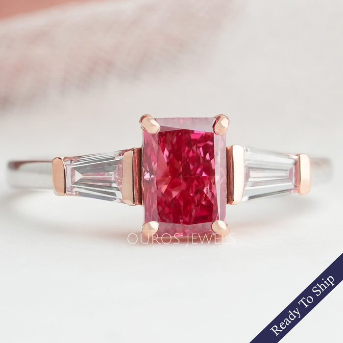 Verlobungsring mit drei rosa Diamanten im Radiantschliff