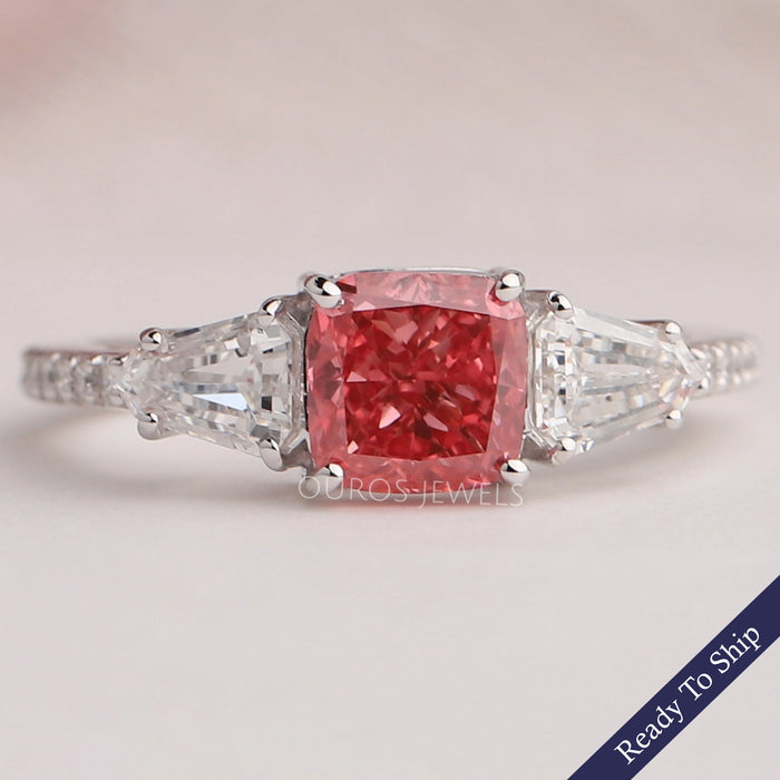 Verlobungsring mit rosa Diamanten im Kissen-Akzent