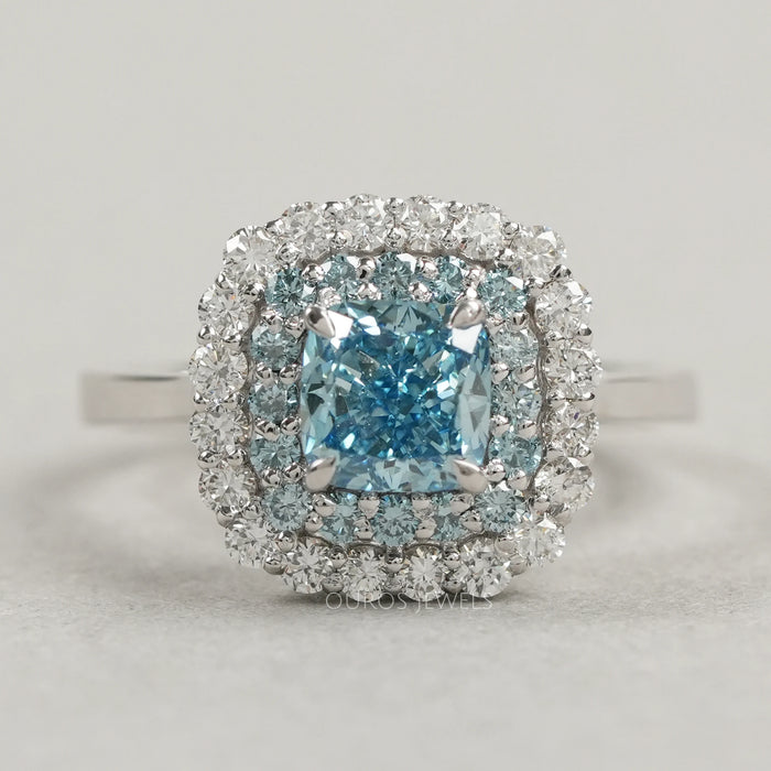 Ausgefallener blauer Diamantring mit doppeltem Halo-Laborschliff im Kissenschliff