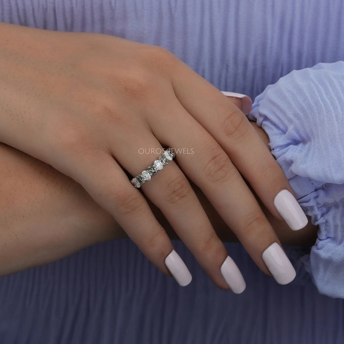 Olivefarbener ovaler Eternity-Ehering