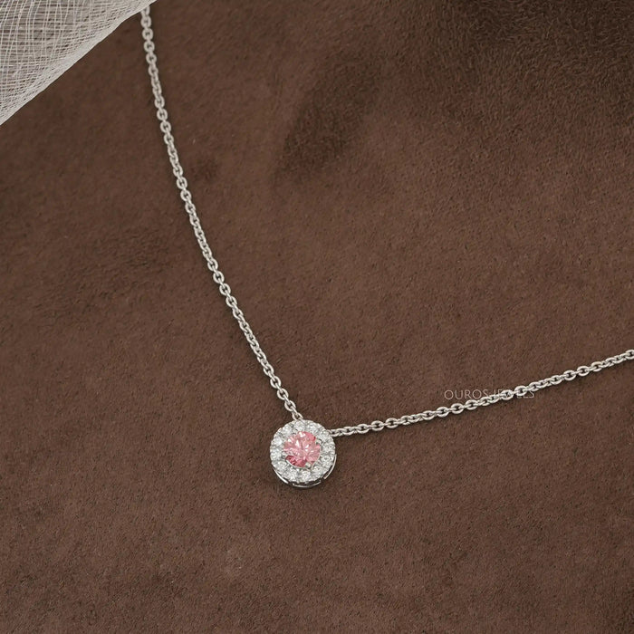 Rosafarbener Halo-Anhänger mit CVD-Diamant im Rundschliff