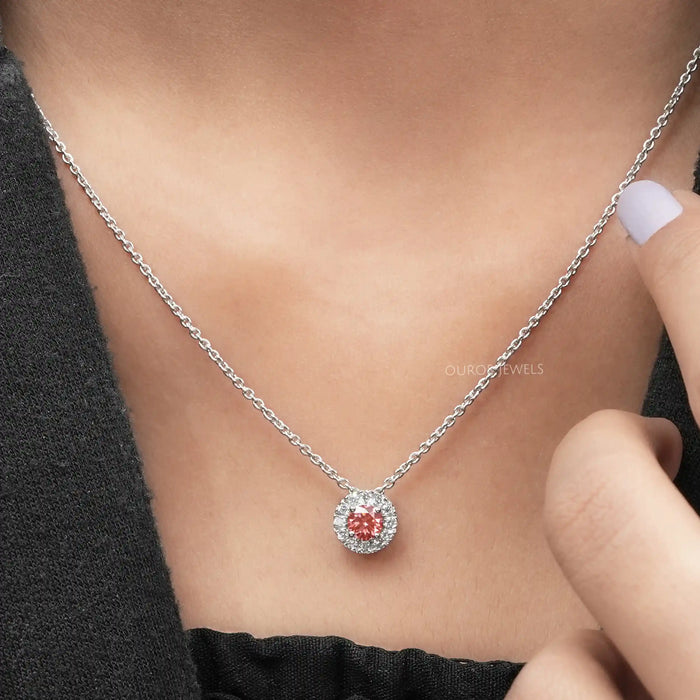 Rosafarbener Halo-Anhänger mit CVD-Diamant im Rundschliff