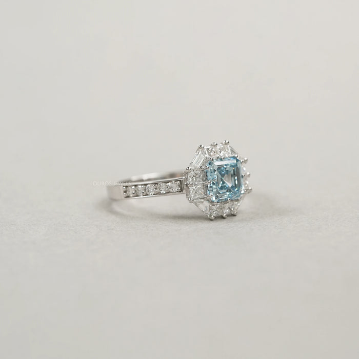 Ausgefallener blauer Halo-Ring im Asscher-Schliff mit Akzent-Lab-Diamant