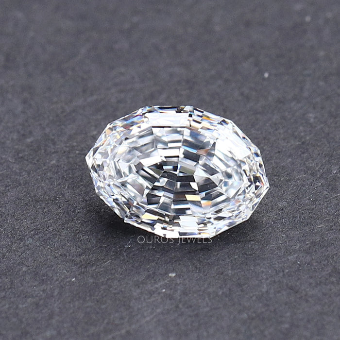 1,00 Karat Ovaler Labordiamant im Stufenschliff