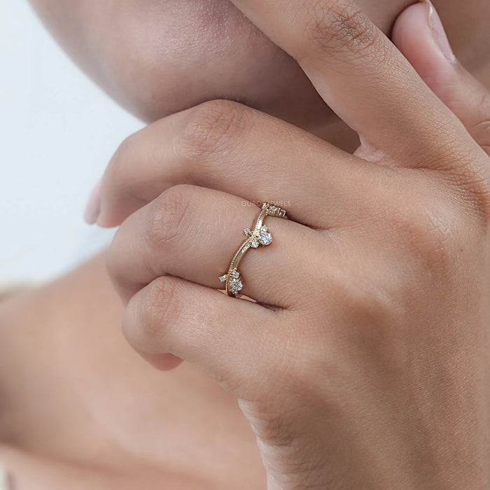 Ring mit rundem Labordiamanten im Kronenstil und Chevron-Design