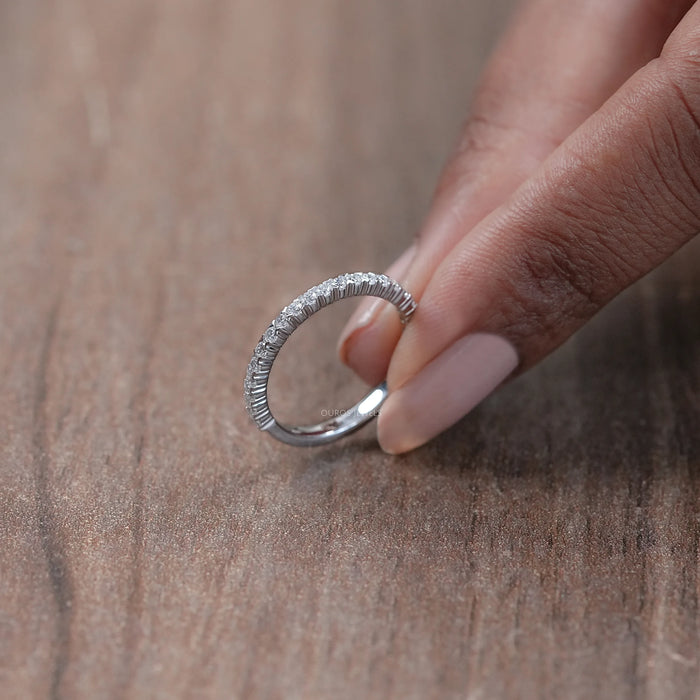 Halber Eternity-Trauring mit rundem Schliff und im Labor gezüchteten Diamanten