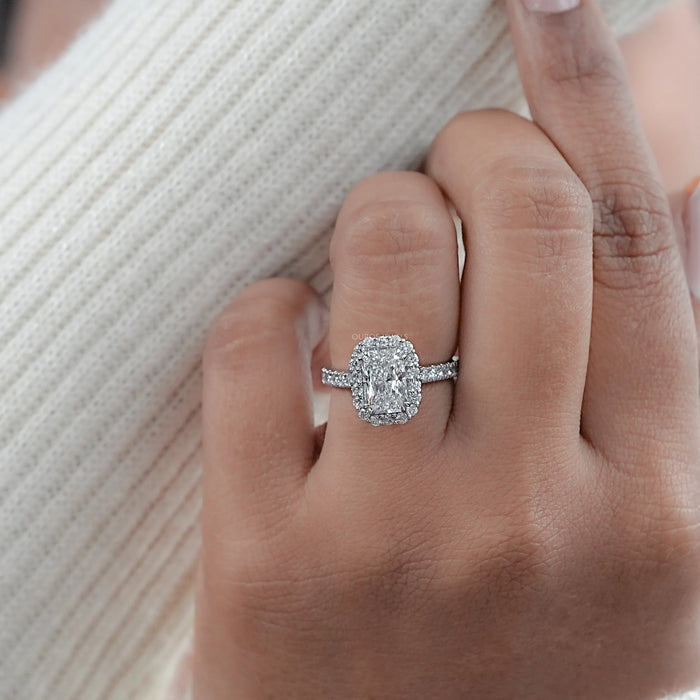 Diamant Verlobungsring im Strahlenschliff mit Solitär Akzent