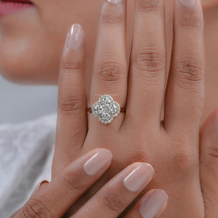 Halo Ring mit Blumenform und Rundem Lab Diamanten