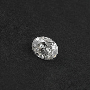 Alter, im Labor gezüchteter Diamant im Ovalschliff