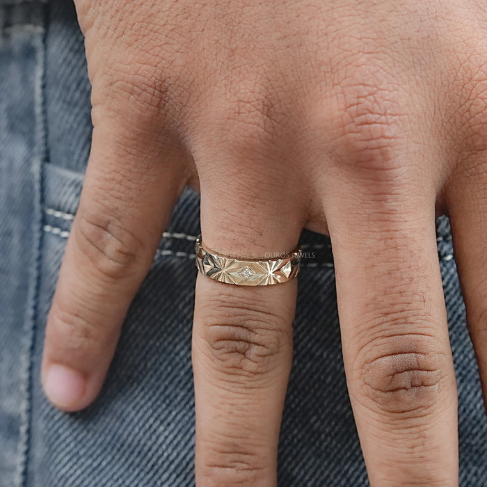Engraving Men's Wedding Band With Diamond