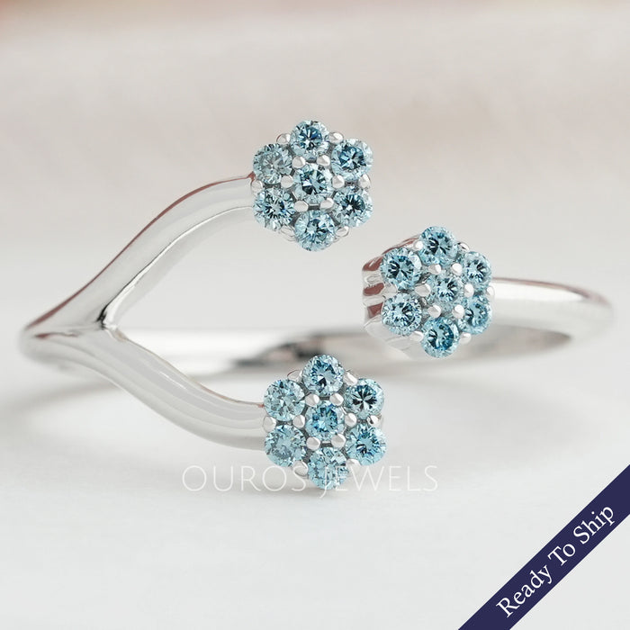 Offener, zierlicher Manschettenring mit blauem, rundem Diamanten im Laborschliff