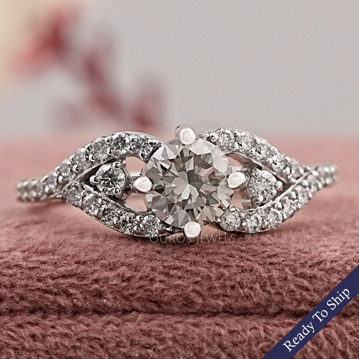 Zierlicher Ring aus olivgrünem, rundem Diamant mit gespaltenem Schaft