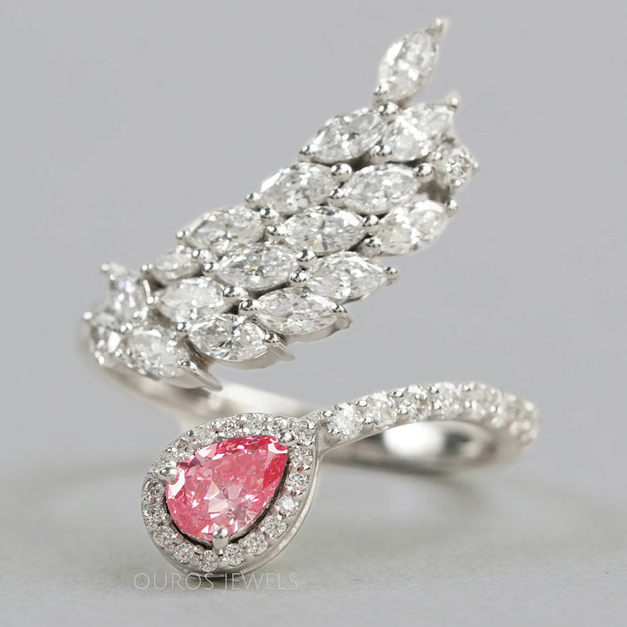 Bypass-Ring in Marquise-Optik und rosafarbenen birnenförmigen Blättern in Brillantform