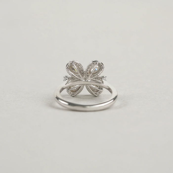 Einzigartiger floraler Ring mit Oliven- und Birnenschliff und Halo-Lab-Diamant