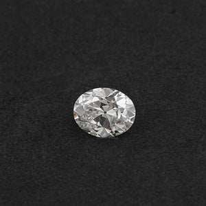 Alter, im Labor gezüchteter Diamant im Ovalschliff