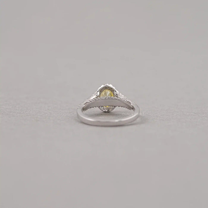 Gelber ovaler Diamant Halo Verlobungsring mit geteiltem Schaft