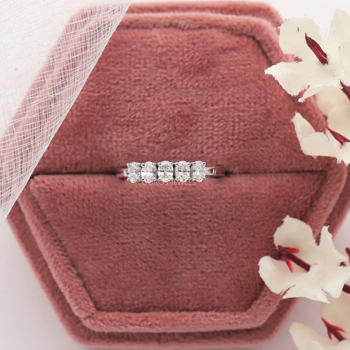 Ehering mit ovalem Diamanten und fünf Steinen