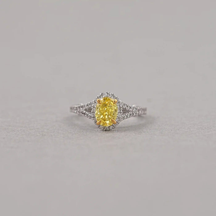 Gelber ovaler Diamant Halo Verlobungsring mit geteiltem Schaft